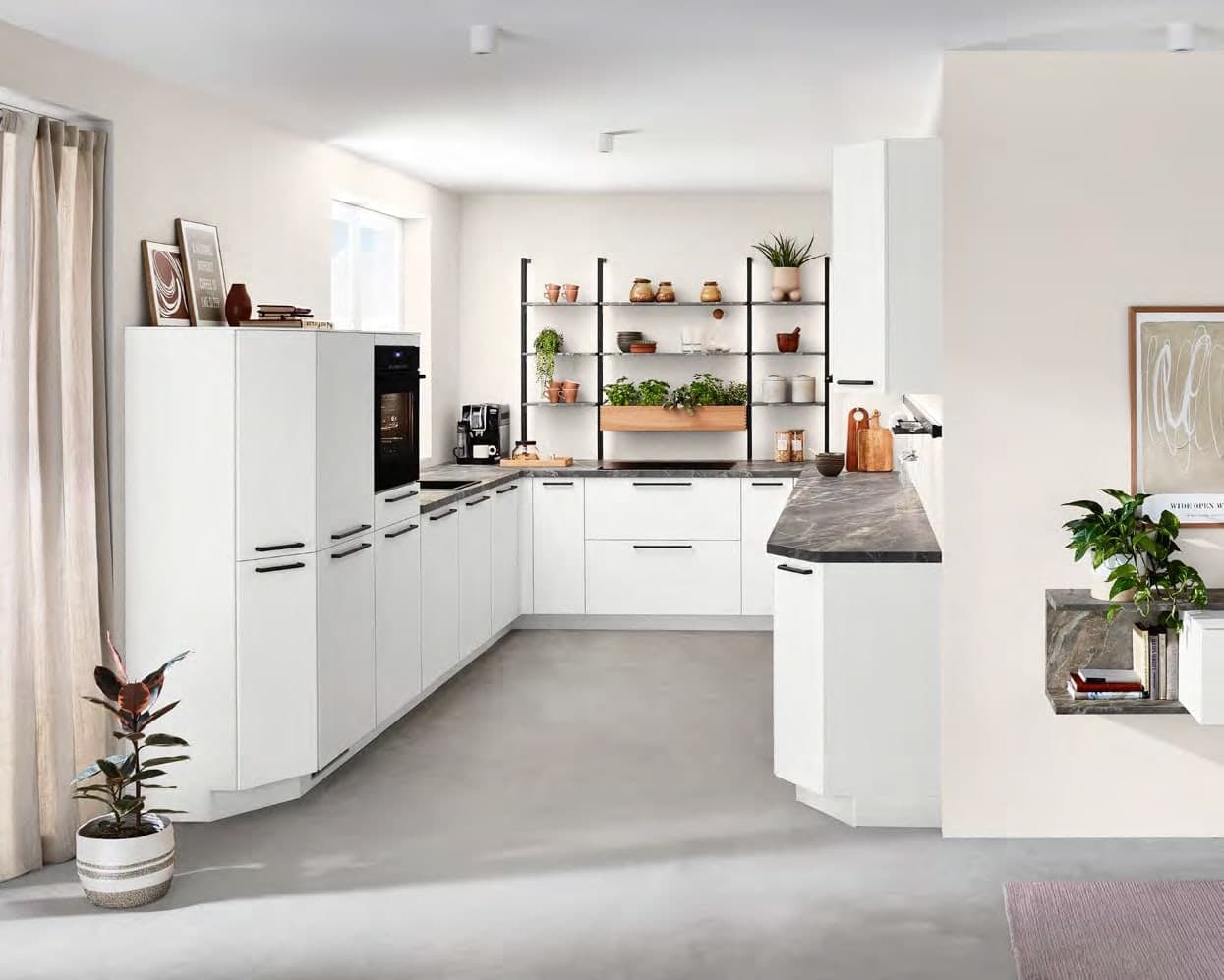 Weiße U-Küche mit zwei Innenecken, in denen die Unterschränke unter der Arbeitsplatte zusammenstoßen, darüber ein offenes Regal mit Kräutern und Vorratsgläsern.
