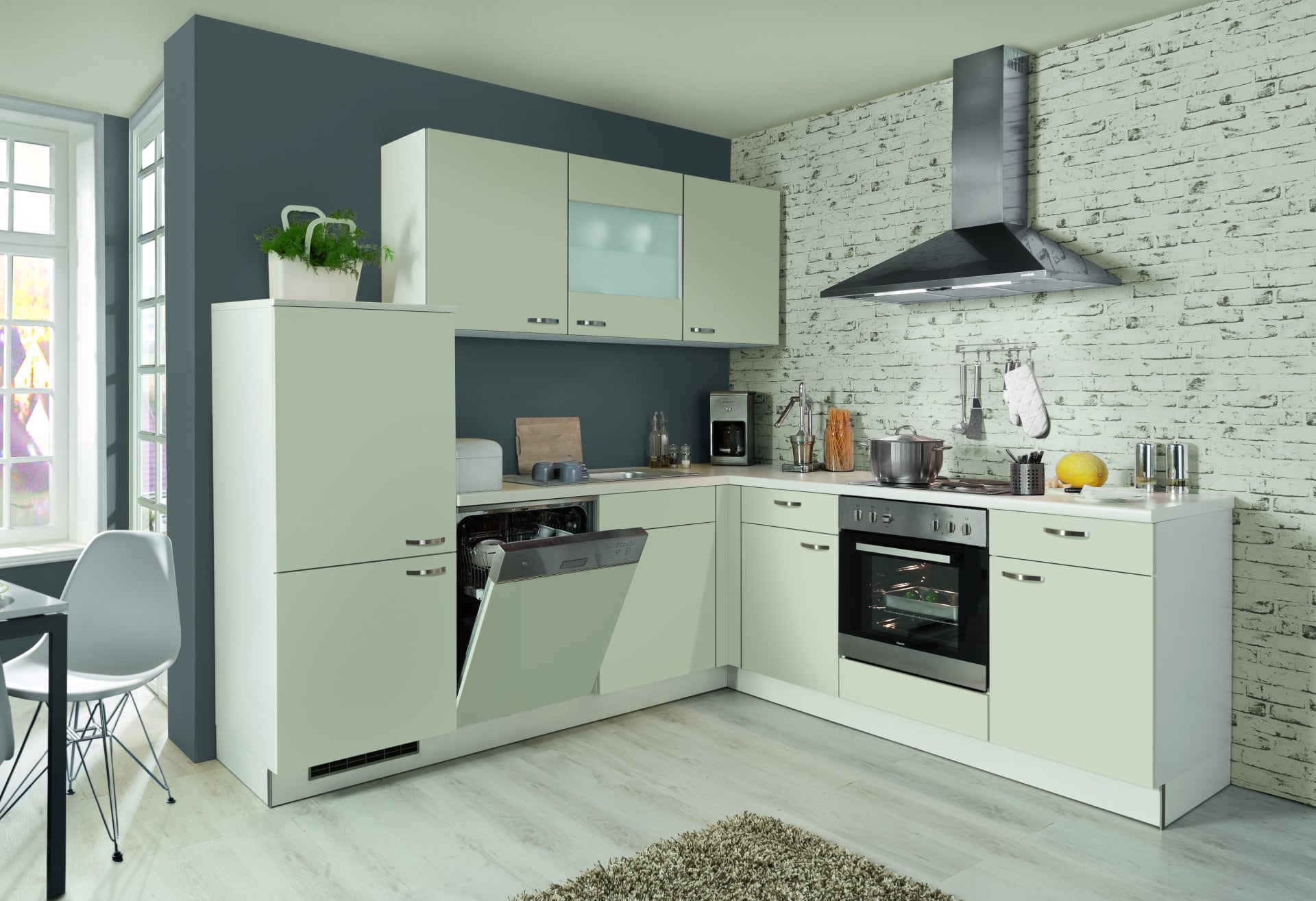 Helle Ballerina-L-Küche in Mintgrün mit Wandhaube und Backofen