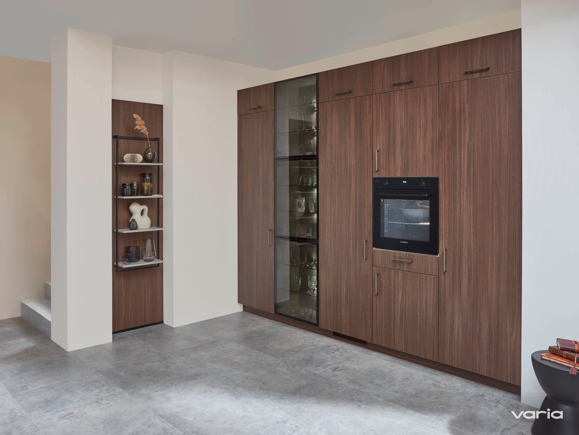 Inselküche, Betonoptik + Holzoptik, Hochschrank-Kombi 300 cm. Purion Modell Erfurt