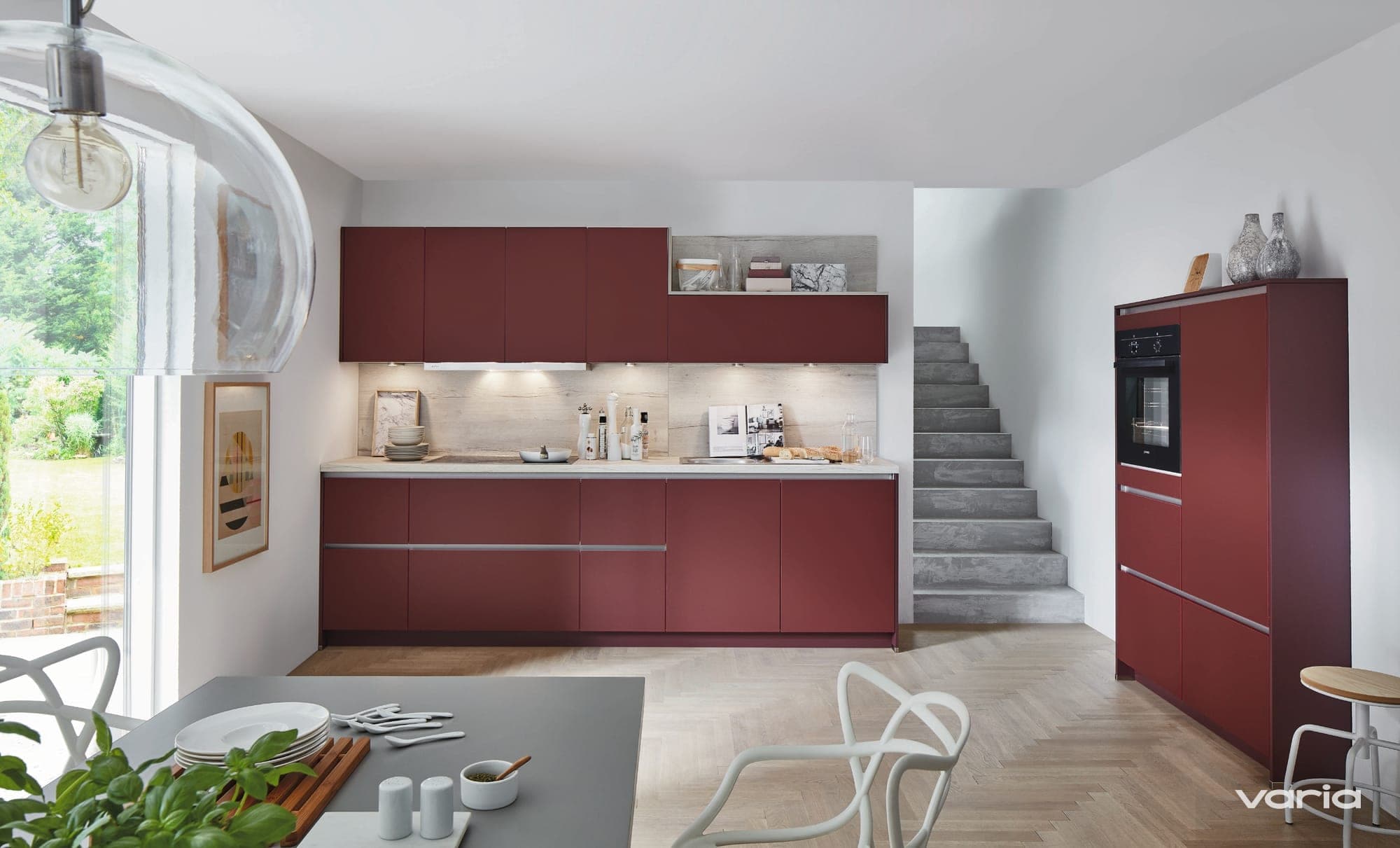 Purion-Küche in kräftigem Bordeaux mit heller Arbeitsplatte