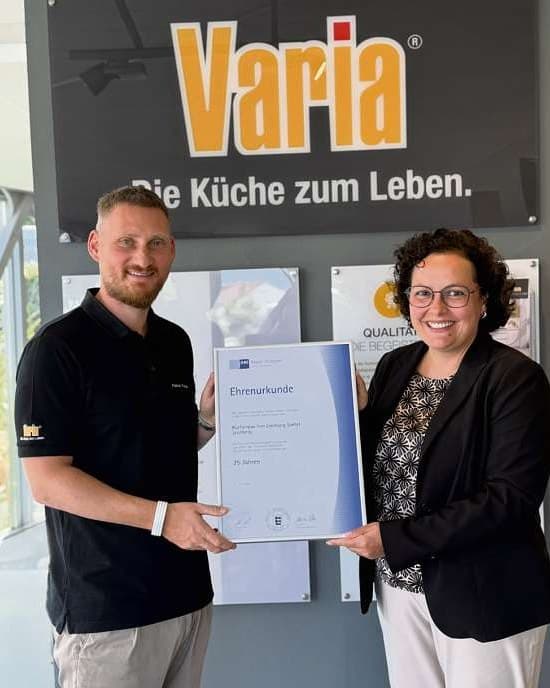 Die IHK-Bezirkskammer Böblingen überreicht die Ehrenurkunde für 25 Jahre im Küchenpavillon Leonberg