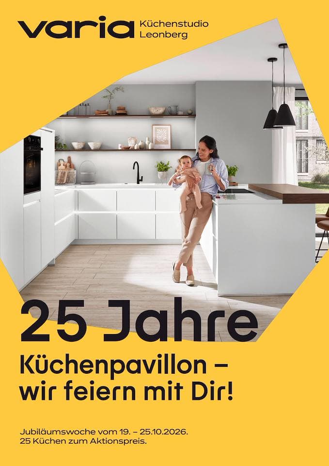 Beileger zur Jubiläumswoche: 25 Jahre Küchenpavillon, wir feiern mit dir! Jubiläumswoche vom 19. bis 25.10.2026, 25 Küchen zum Aktionspreis. Dazu eine helle Küche mit einer Frau, die ein Baby auf dem Arm hält.