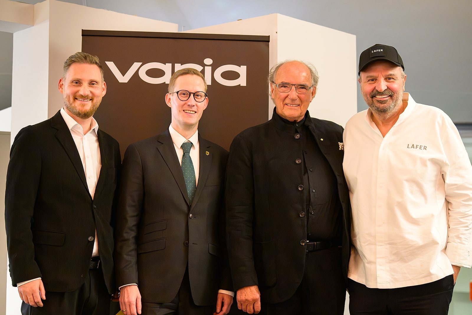 Johann Lafer, Oberbürgermeister Tobias Degode, Ernst-Martin Schaible und Patrick Florea beim Jubiläumsabend vor dem varia-Banner im Pavillon