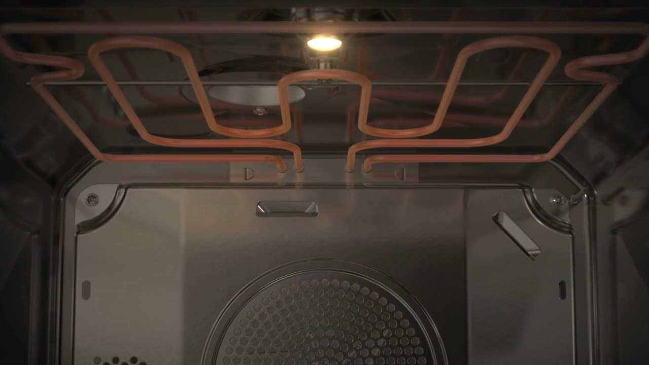 Animation: Blick in einen Backofen, der Heizkörper an der Decke glüht und die dunklen Flecken werden in der Darstellung blasser