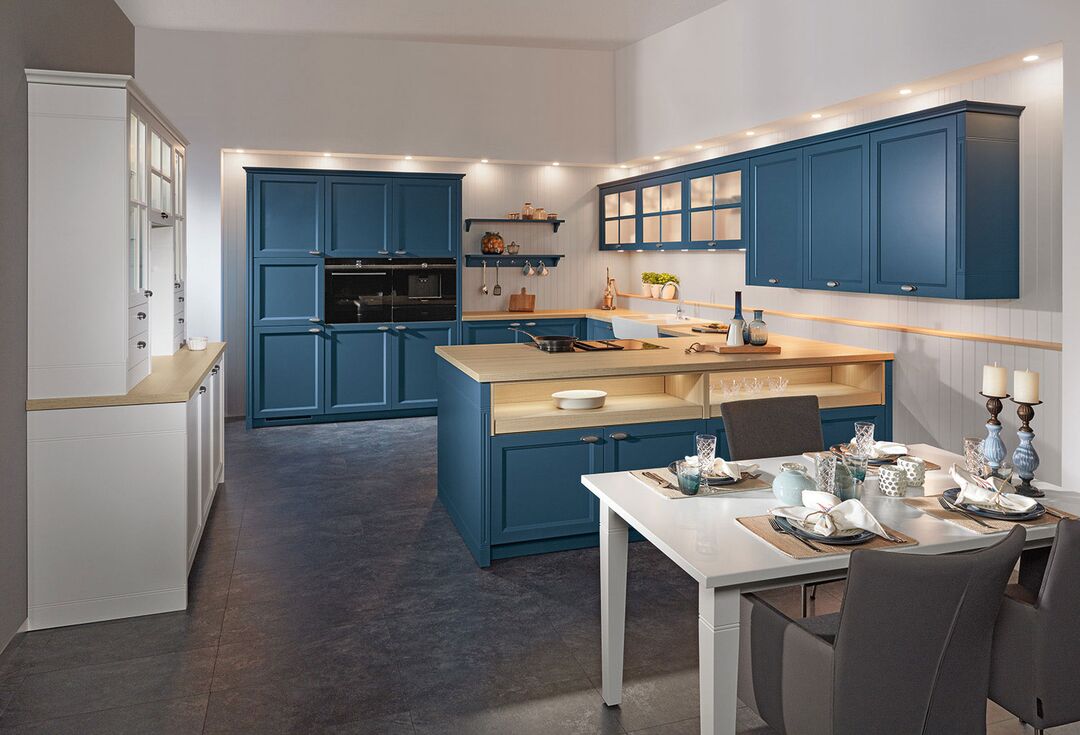 Küchenbeleuchtung in Landhausküche blau